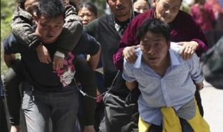 雅安地震感人图片